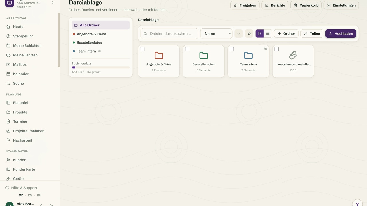 Dateien-Paket – Dropbox-artiger Dateimanager im CRM — Ordner, Drag & Drop und Versionierung mit Papierkorb, dazu Freigabe-Links mit Passwort, Ablaufdatum, Download-Limit & QR-Code, Datei-Anfragen ganz ohne Kundenlogin, eigener Kundenportal-Bereich sowie Zugriffs-Protokoll, Berichte und Speicher-Quotas — im Premium-Paket bereits inklusive.
